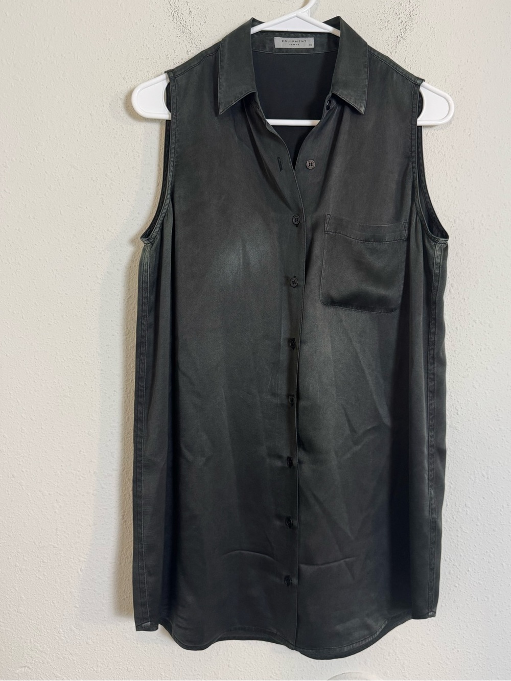 Equipment femme metallic Black silk Lightweight sleeveless button up blouse
